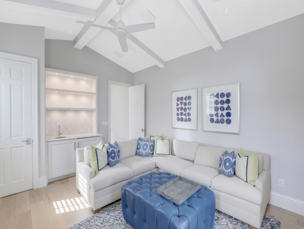 Luxurious Retreat with a Pool in Olde Naples, Steps from the Beach
